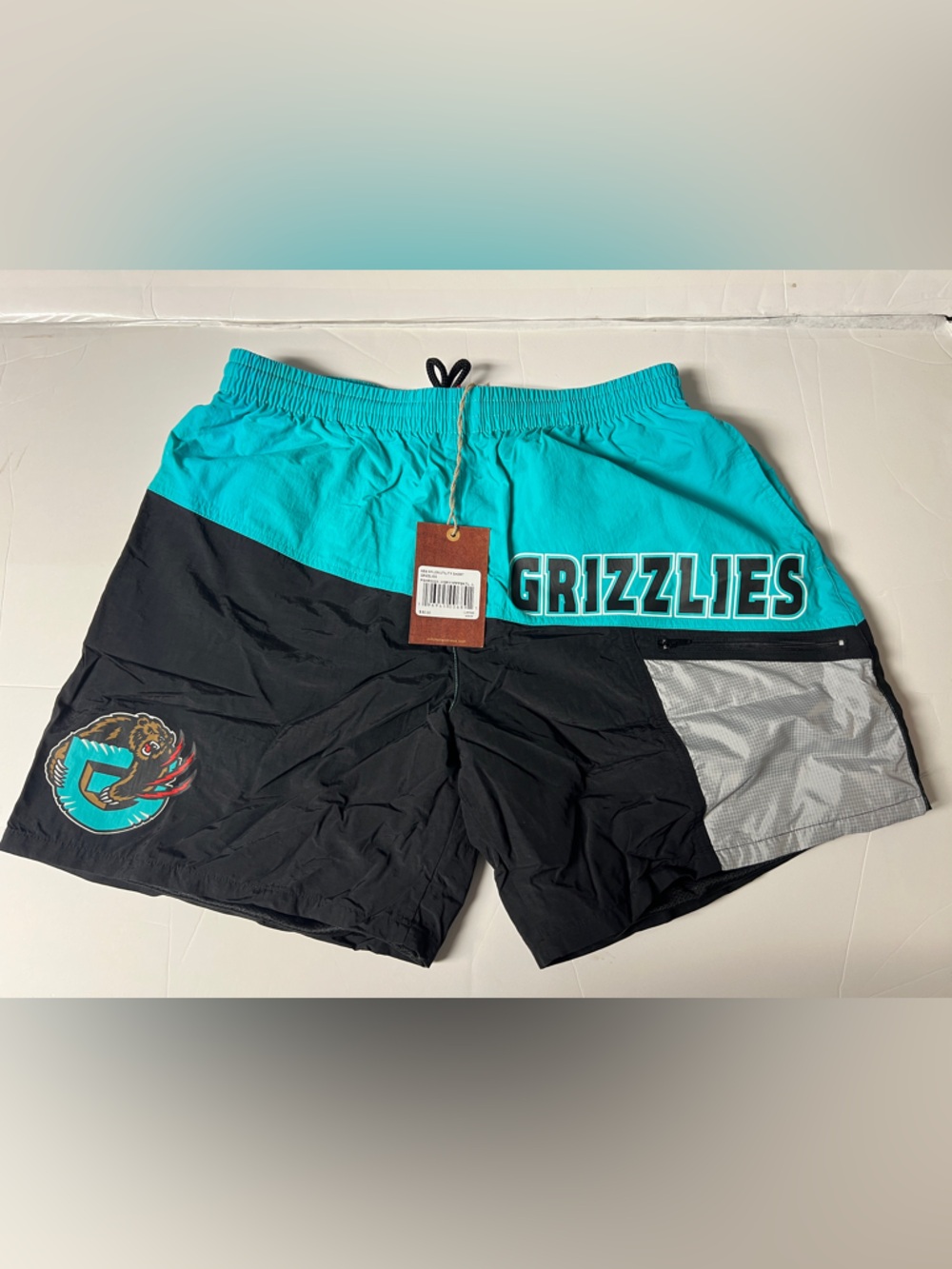 Mitchell & Ness Vancouver Grizzlies Nylon Utility Shorts Large